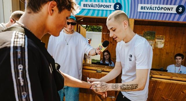 Elindult a nyárzáró fesztivál: Szirmai Marci adta át az első SZIN-karszalagot