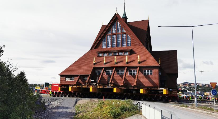 113 éves templomot szállítottak közúton