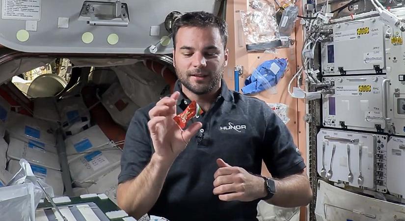 Így ette a maklári csokit az űrben Kapu Tibor – fotókon és videón a különleges pillanat