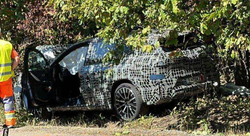 Álcázott elektromos BMW okozott balesetet a Mátrában