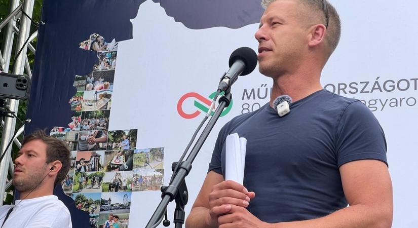 Magyar Péter hiába cáfolja, a Fidesz veszettül terjeszti, hogy a Tisza-kormány adót akar majd emelni