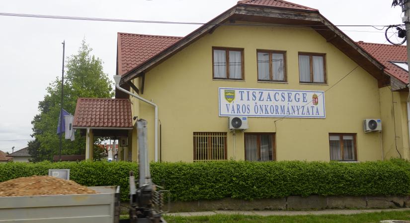 Tiszacsege: segély, babacsomag, lakástámogatás