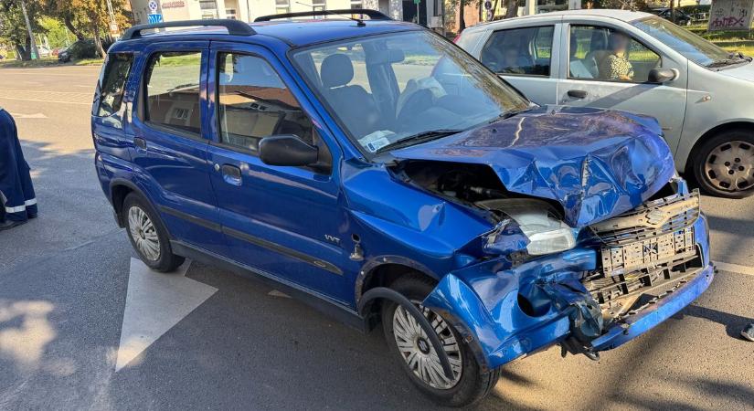 Baleset Debrecenben: két autó ütközött össze, sérült is van! – fotókkal!