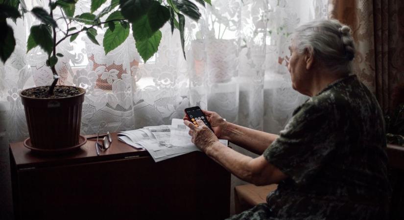 Szeptemberben jön a 30 ezres plusz! Nemsokára csenget a postás a nyugdíjasoknál