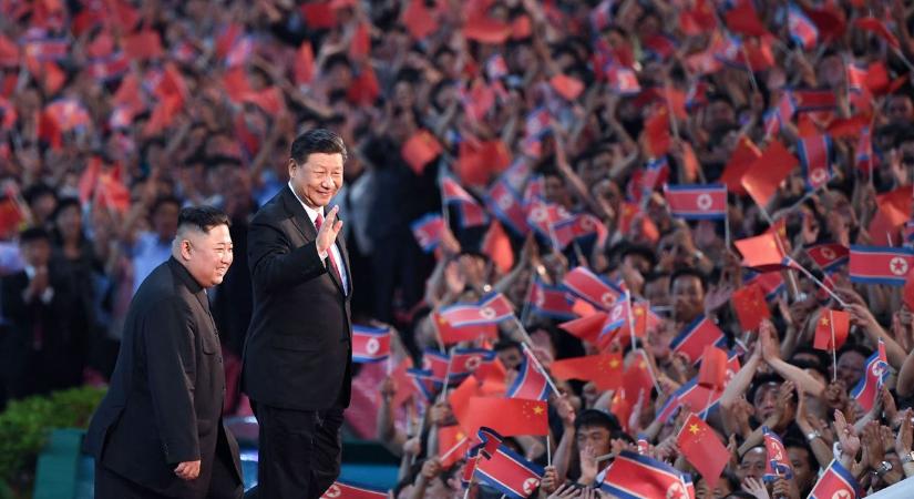Erődemonstráció Kínában: Kim Dzsongun is ott lesz a katonai parádén – díszvendég lesz Putyin mellett