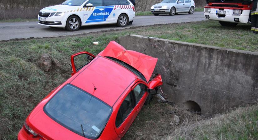 A mentősök emelték ki az autóból a sérült sofőrt Balatonszárszón