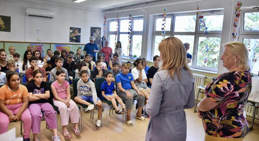 Tanszercsomagokkal segítette a debreceni rászoruló gyerekeket a Karitatív Testület