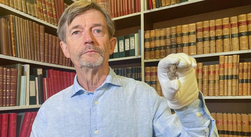 Akár Kékfogú Harald dán királyt is ábrázolhatja a fonott szakállú dániai vikingfigura