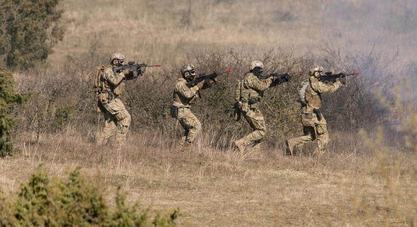 Reagált a HM arra, hogy elégedetlensége miatt leszerelne a toborzókampány arca