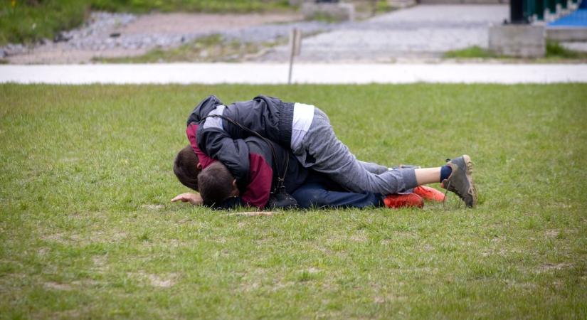 Éles fegyverrel játszottak, az egyik kisgyerek hasba lőtte a testvérét