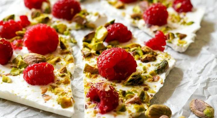 Joghurtos gyümölcsszelet a fagyasztóból: málnás-pisztáciás recept