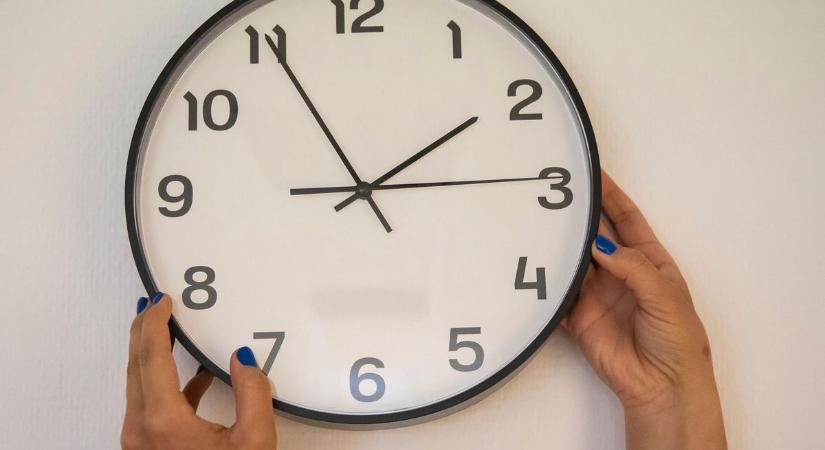 Korábban kell az órát átállítani – ilyenkor ér véget a nyári időszámítás!