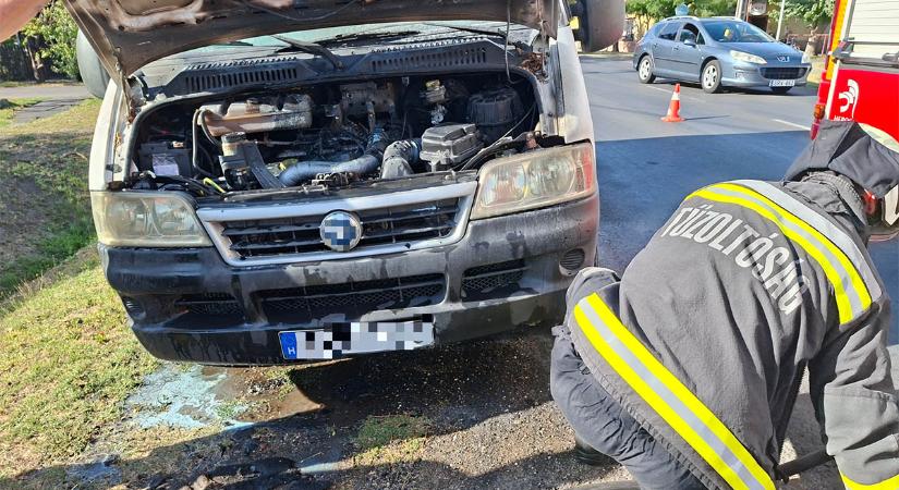 Kigyulladt egy kisteherautó motortere Orosházán