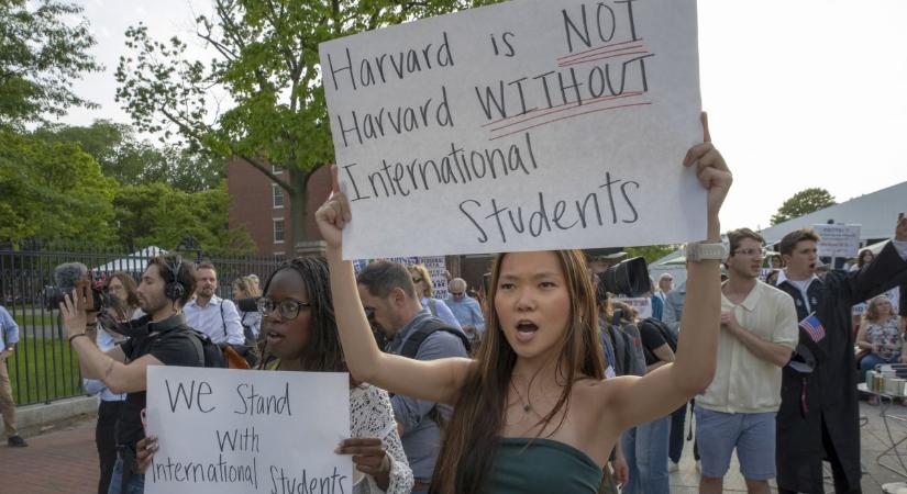 Trumpék alaposan a körmére néznének a külföldi diákoknak: vége a külföldi politikai agitációnak az amerikai egyetemeken