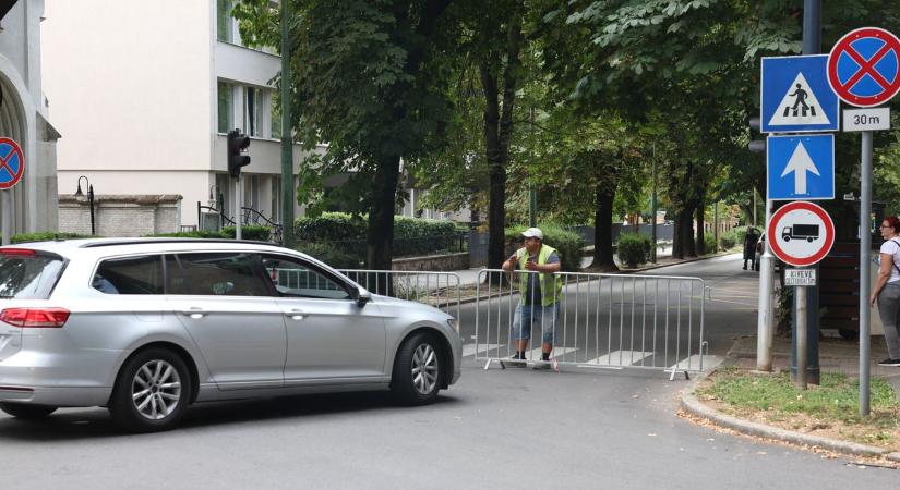 Egyszerre zárták le a kaposvári iskola melletti utcákat, óriási a dugó, gyalog ment a szülő a tanszercsomagért