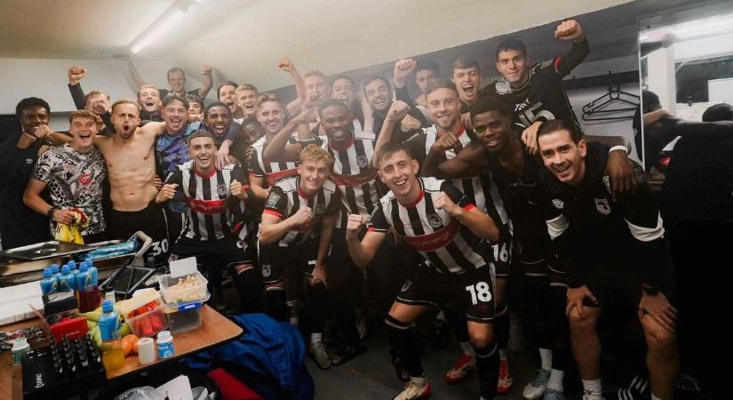 Óriási égés, a Manchester Uniteden röhög egész Anglia – magyar játékos is betalált a Vörös Ördögök kapujába (VIDEÓ)