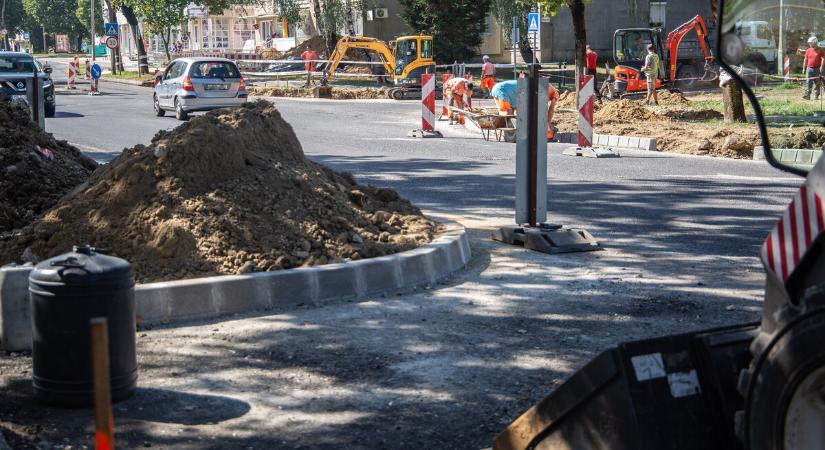 Épül a Hevesi-Rózsa körforgalom