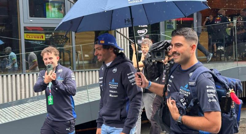 Helyszíni: Dugóba került és lekéste médiamegjelenését Carlos Sainz