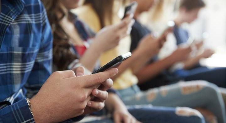 Brutális szigorítás jöhet a mobilhasználatban: mindössze ennyit lehet használni az eszközt egy japán városban