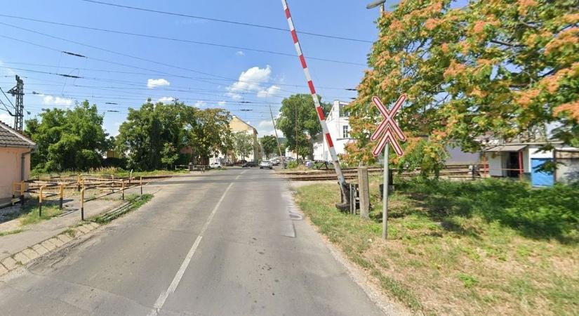 Aggódnak a pécsiek az iskolakezdés miatt, mikor nyit újra a forgalmas útszakasz?