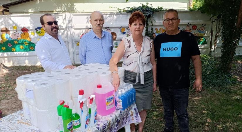 Adománnyal érkeztek a gábor cigányok a makói óvodásokhoz