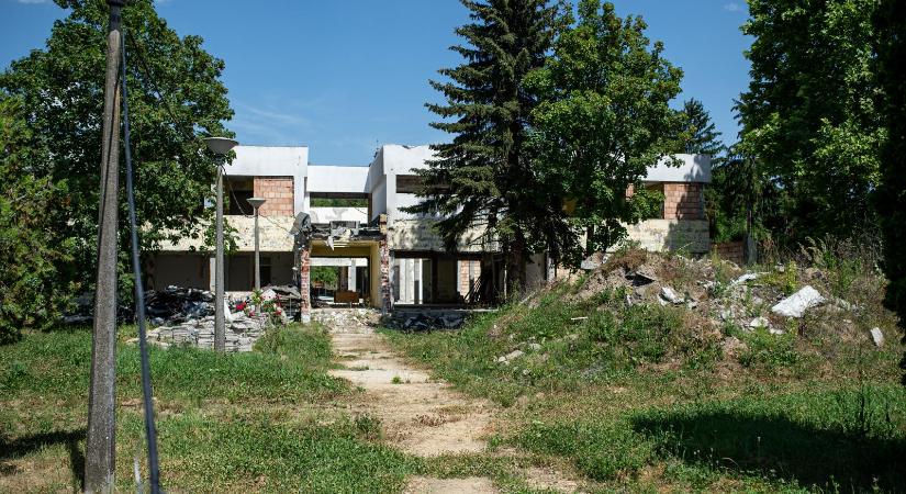 Életveszélyes pénznyelő lett Babócsán az iskolatorzó, de az Orbán-kormány így is szán rá még kilencmilliárd forintot