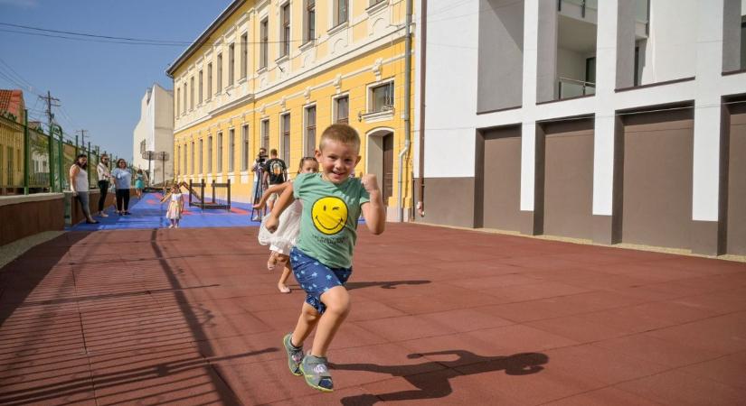 Végre az udvaron sportolhatnak, játszhatnak a gyerekek a győri Kossuth-iskolában - fotók