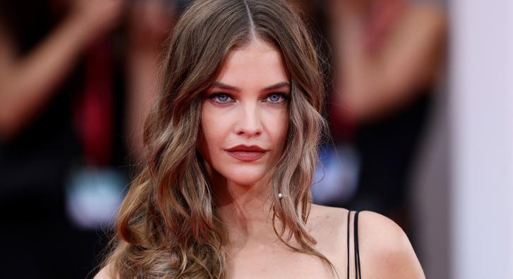 Palvin Barbara ellopta a show-t csipkeruhájával a Velencei Filmfesztivál vörös szőnyegén