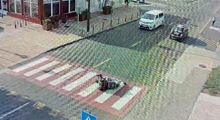Videó: 93 éves mopedest sodort el a zebrán egy autós Tiszaújvárosban