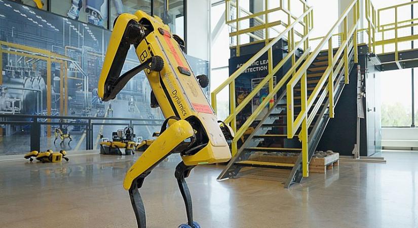 Hármas hátraszaltót dob robotkutyája a Boston Dynamics új videójában