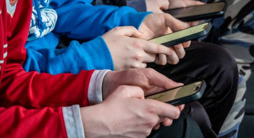 Törvény szabhatja meg a napi 2 óra képernyőidőt ebben a városban: így reagáltak a lakosok
