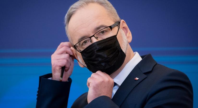 Összeverték a nyílt utcán a volt lengyel egészségügyi minisztert a kormánya covid-intézkedései miatt