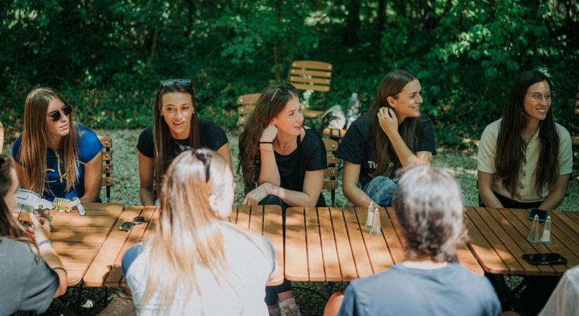 A bogrács és a pingpong-asztal is szerepet kapott a röpis csapatépítőn