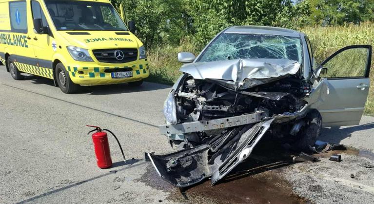 Frontálisan ütközött két autó Ráckeve és Kiskunlacháza között, fotókon a baleset