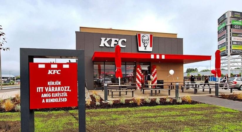 Újabb KFC étterem nyílt vármegyénkben! Kígyózó sorokban várták a különleges csirkés gyorsételeket