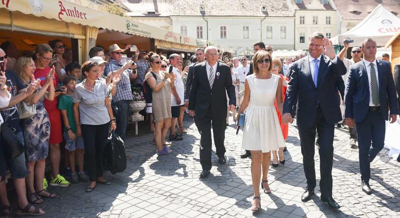 Kéri a kulcsokat és a pénzt az adóhatóság Klaus Iohannistól