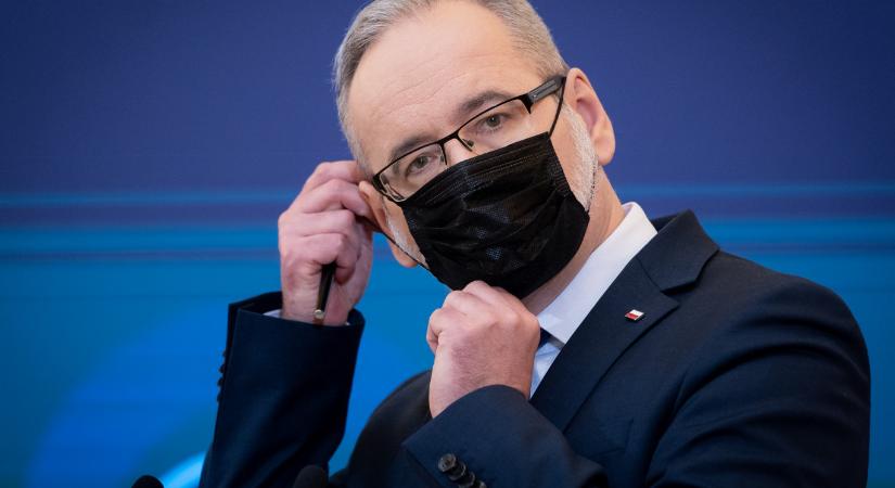 Megverték a volt lengyel egészségügyi minisztert a Covid-politikája miatt