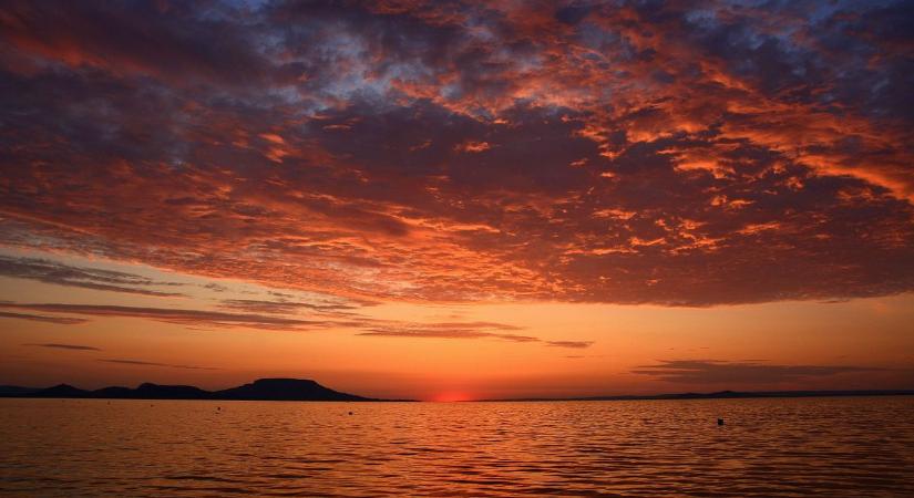 Lélegzetelállító! – Szaharai poros, mégis gyönyörű napfelkelte Balatongyörökön