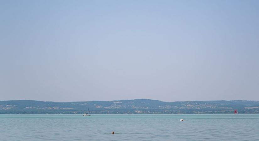 Meghalt egy idős nő a balatonkenesei strandon
