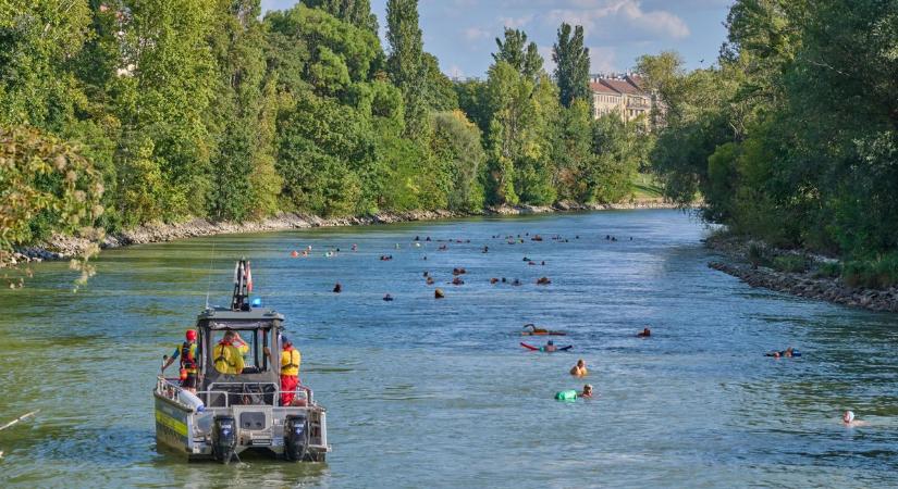 Bécs szívében újraéled a városi fürdőzés varázsa: Úszóparádé 2025