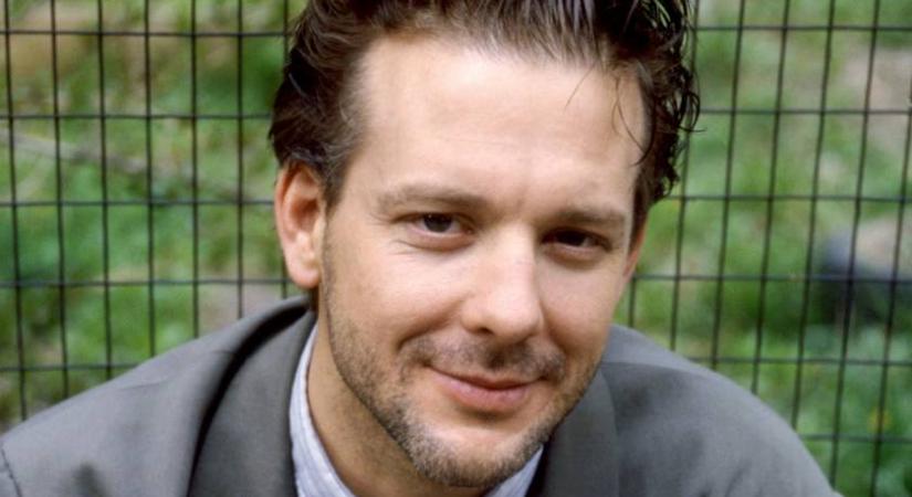A 80-as évek jóképű színésze felismerhetetlen lett plasztikái után: a 72 éves Mickey Rourke-ot ritkuló hajjal fotózták