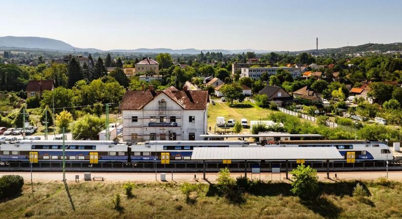 MÁV: már több vasútállomás felújítása is megkezdődött – rá sem lehet majd ismerni ezekre a megállókra