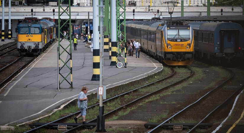 A Keleti után a Déli pályaudvaron is kitört a káosz, az emberek Kelenföldre zsúfolódtak
