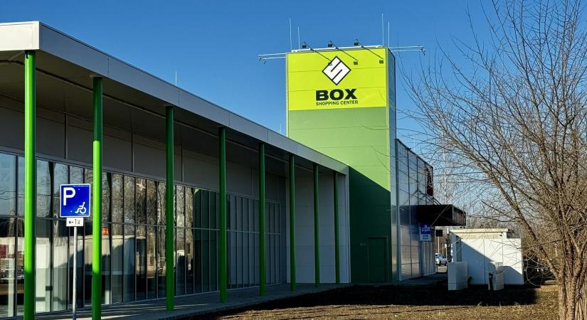 Új üzletek nyílnak a sámsoni bevásárlóközpontban