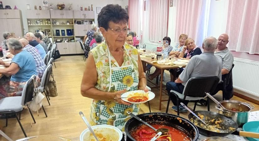 Így készül a mennyei kolbászos lecsó, ami teljesen levette a lábáról a solti zsűrit – galériával, videóval