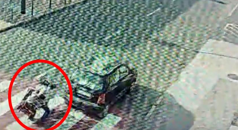 Videón, ahogy a 93 éves mopedes férfit elsodorja egy figyelmetlen sofőr