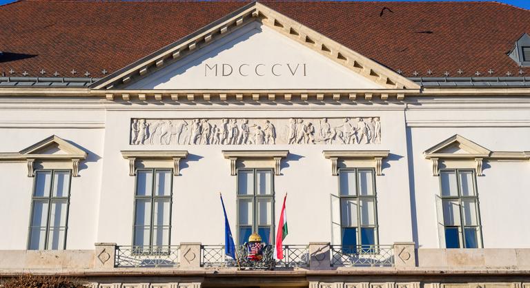 A Sándor-palota 120 millió forintért keres autójavítót 49 jármű karbantartására