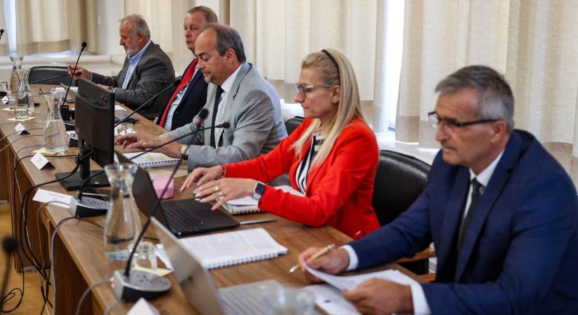Lakásépítési programról és az új uszodáról is döntött a közgyűlés (FOTÓK)