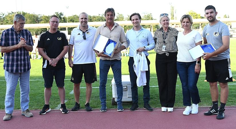 Labdarúgás: harminc év után hivatalosan is elköszönt a DEAC-legenda