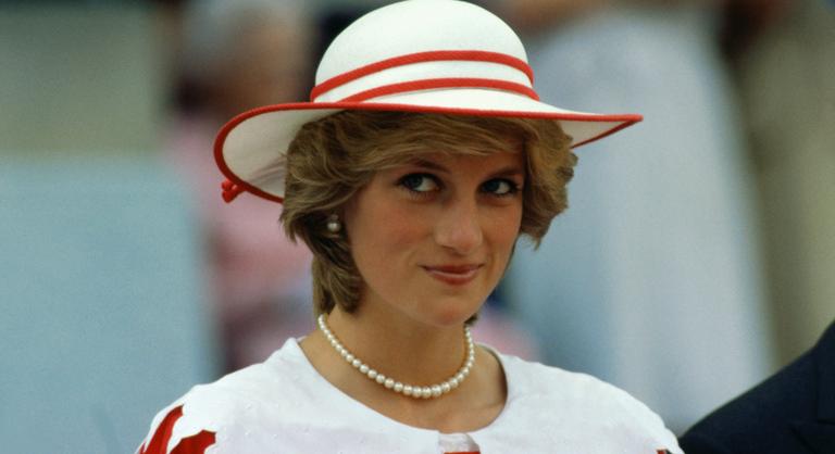Idő előtt felnyitották Diana hercegné 1991-ben elásott időkapszuláját, megmutatták mit rejtett el